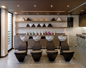 lava-cabezas en peluquería 